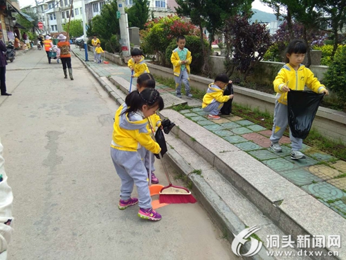 小小清洁员清理路边垃圾.